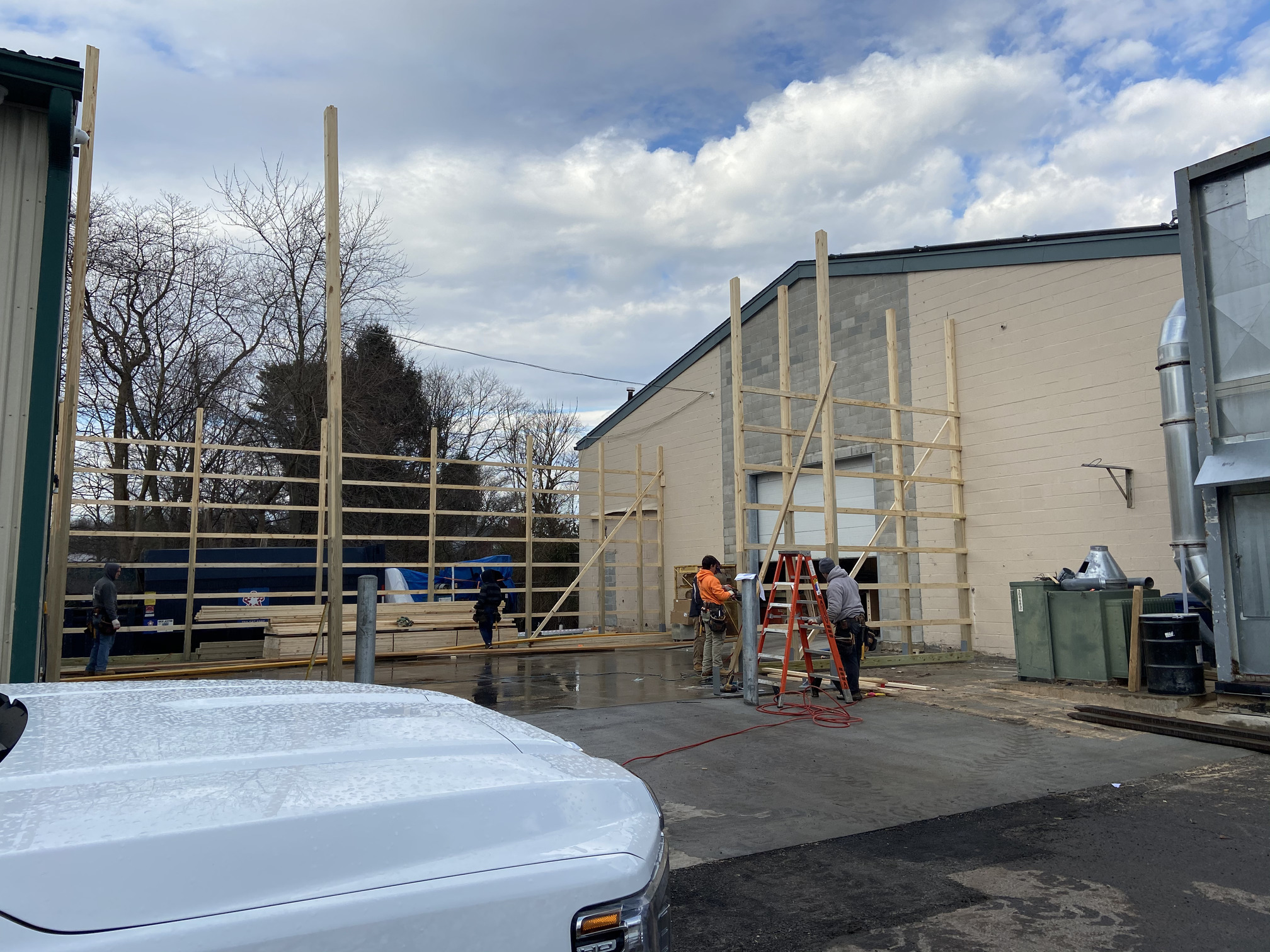 This latest addition improves workflow, increases material capacity, and creates greater flexibility across active projects while supporting the evolving needs of our operation.